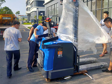 科力電動堆高車進(jìn)行裝卸、堆高、堆垛和短距離運(yùn)輸作業(yè)