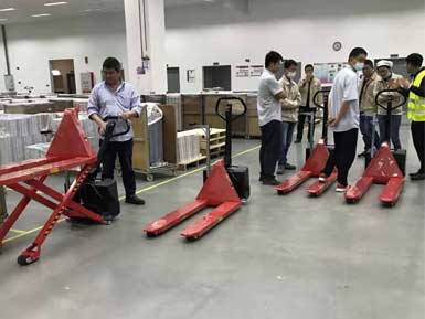 電動高升程搬運車交付使用，感謝廠家羅總親自跟客戶講解操作方法！